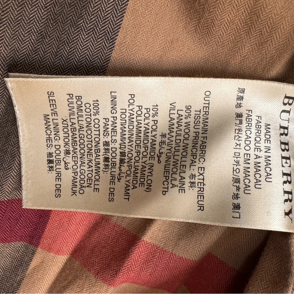 Iconic and timeless trench-coat from Burberry in wool. - Picture 3 of 8